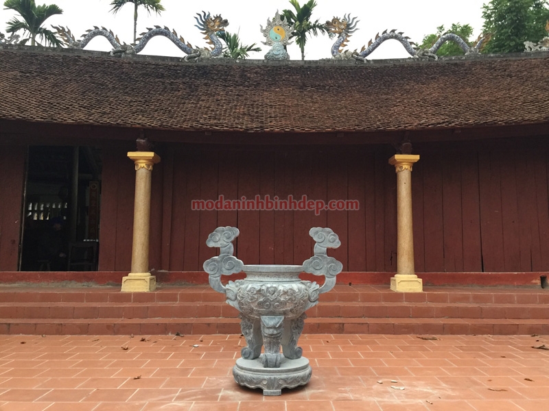 đỉnh hương lư hương đá ở nhà thờ họ