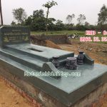 Mộ đá xanh rêu không mái đơn giản RMĐ-04